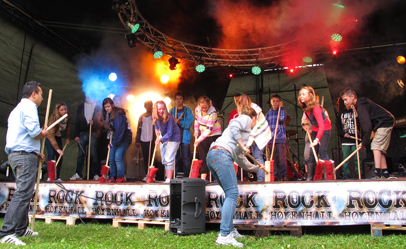 Høyenhall skolekorps og Manglerud skoles musikkorps åpnet ballet med fengende rytmer fra årets STOMP-kurs (STOMP går ut på å lage rytmer med det en har for hånden - for eksempel sopelimer).