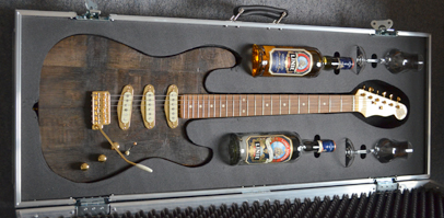 En ekte Linie-gitar med Lysholm linie Aquavit og Lysholm Double Cask Aquavit - pluss tilpassede glass fra Riedel.