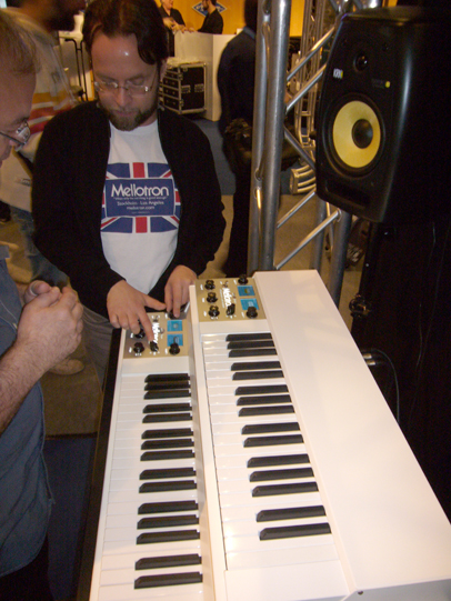 Mellotron-duo M4000D med M4000D MINI på toppen - og med konstruktør Markus Resh i kledelig T-skjorte bak.