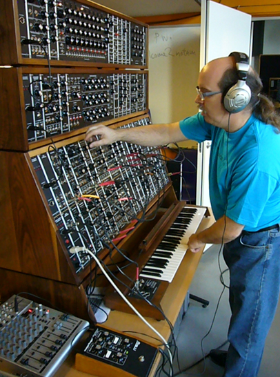 Ein Bild von einem der jährlichen Synth-Treffen, auf dem Terje Winther Initiator und Impulsgeber war. Terje schraubt an Sector Medias Modularen synthesizers.com herum.